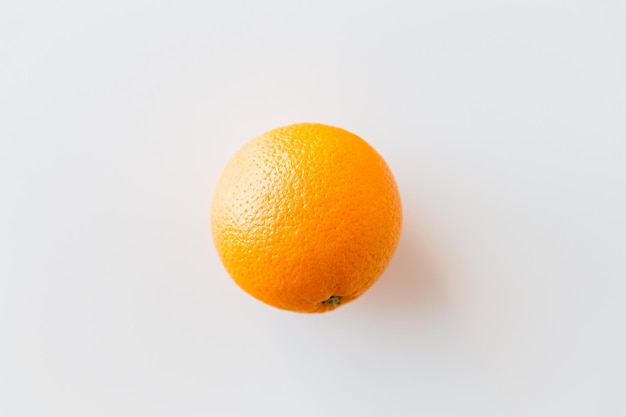 concept de fruits, de régime et d'objets - orange mûre sur blanc