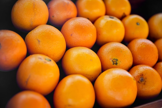 concept de fruits, de vente et de nourriture - oranges au marché de rue