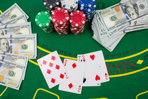 Concept Gamble Pokercartes à jouer jetons et dollars sont éparpillés autour de la nouvelle table de poker