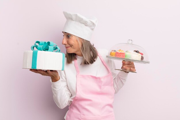 Concept de gâteau d'anniversaire femme d'âge moyen