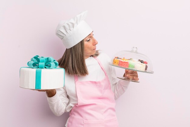 Concept de gâteau d'anniversaire femme d'âge moyen