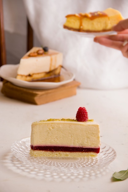 Photo concept de gâteaux sucrés. cheesecake à la confiture de framboises sur fond clair