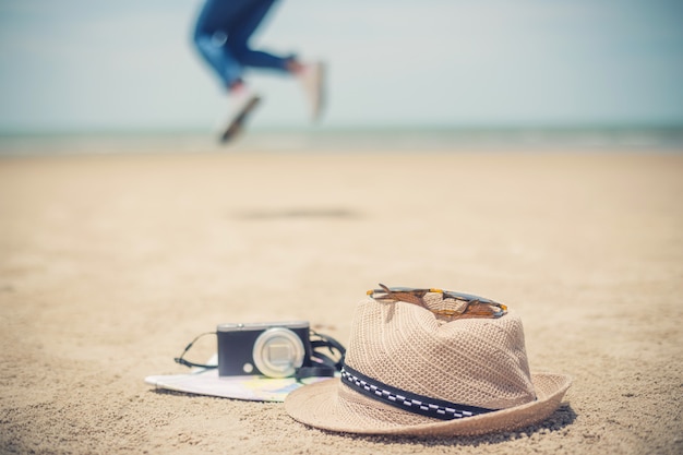 Concept de gens qui voyagent Young happy gril asiatique à la plage