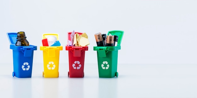 Concept de gestion des déchets. Conteneurs en plastique pour déchets de différents types avec espace de copie. Bannière.