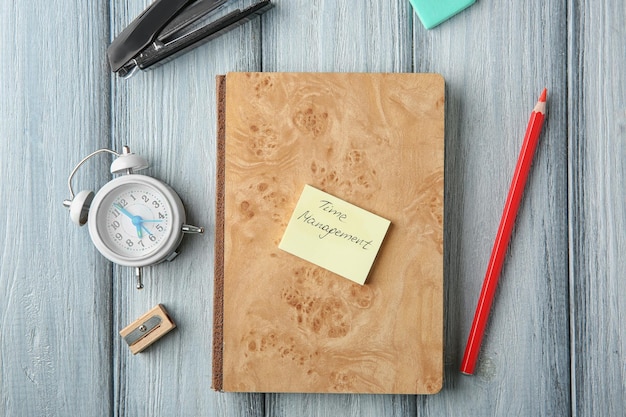 Concept de gestion du temps Composition avec réveil sur table en bois