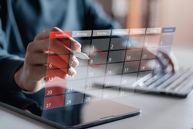 Photo concept de gestion du temps l'homme d'affaires gère le temps pour un travail efficace calendrier sur l'interface d'écran virtuel souligner les rappels de rendez-vous et l'ordre du jour des réunions sur le calendrier