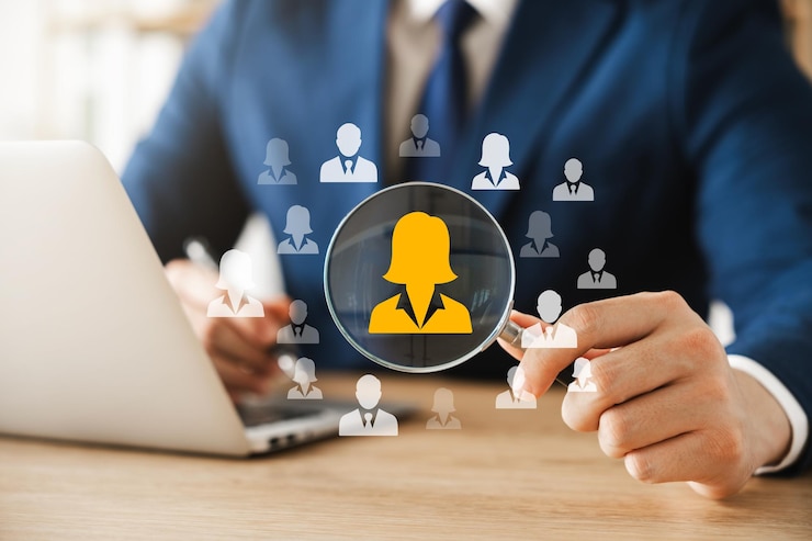 Photo concept de gestion des ressources humaines exécutif tenant une loupe pour la recherche d'une gestion efficace des ressources humaines dans l'organisation développement humain et recrutement