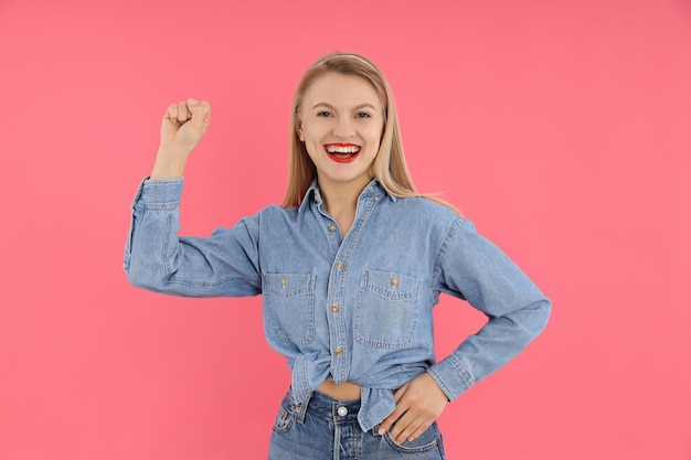 Concept de Girl power avec jeune femme