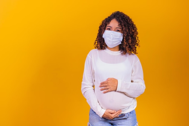 Concept de grossesse et d'infection. Femme enceinte en masque médical contre la grippe et les virus. Concept de soins de santé, espace de copie.