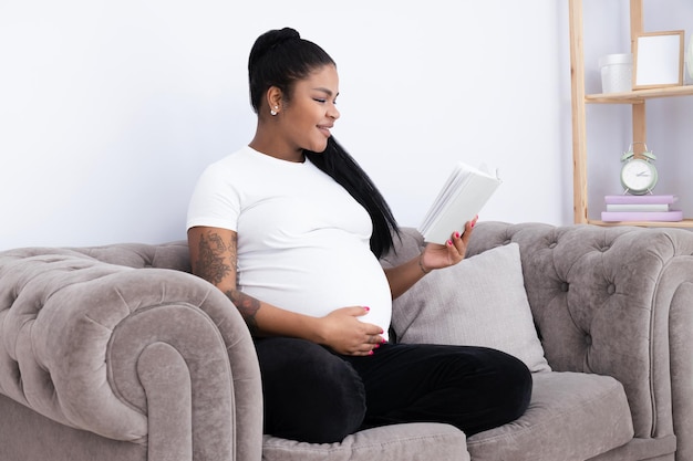 Concept de grossesse et de maternité avec une femme afro-américaine