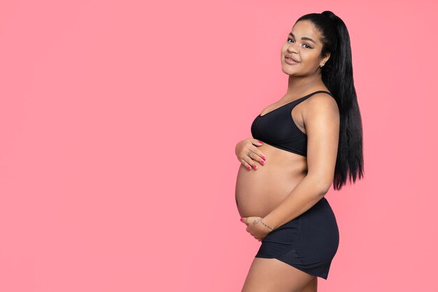 Concept de grossesse et de maternité avec une femme afro-américaine