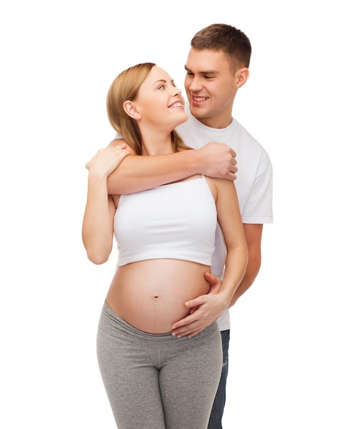 concept de grossesse, de parentalité et de bonheur - jeune famille heureuse attend un enfant