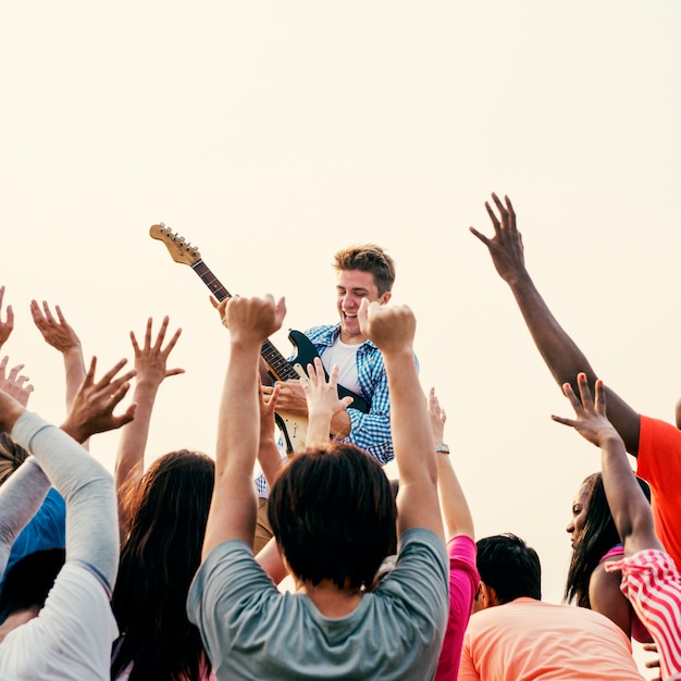 Photo concept de groupe de guitare joyeuse concert joyeux