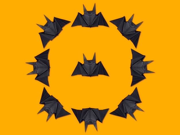 Concept d'Halloween. Cercle de chauves-souris en papier utilisant la technique de l'origami