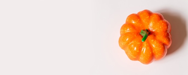 Concept d'Halloween Citrouille sur fond orange.