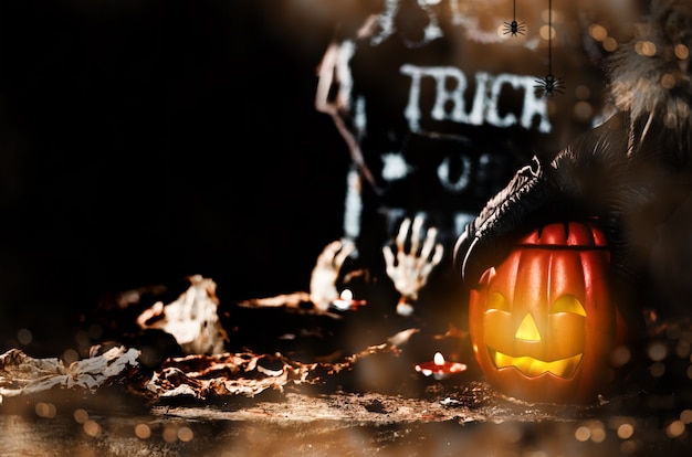 Concept d'Halloween heureux. Trick or Treat en automne. Symbole effrayant et boo la nuit.