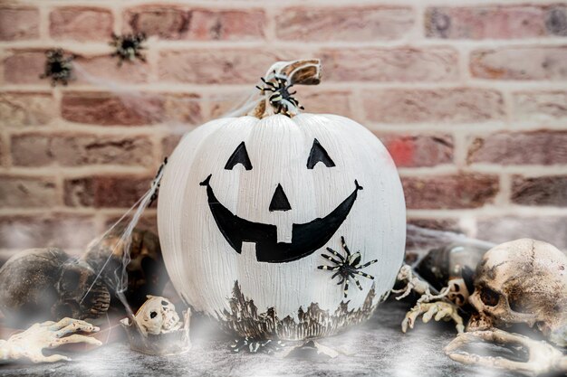 Concept d'Halloween heureux. Trick or Treat en automne. Symbole effrayant et sombre la nuit.