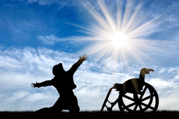 Concept de handicap et positif. Silhouette heureuse invalide contre le ciel