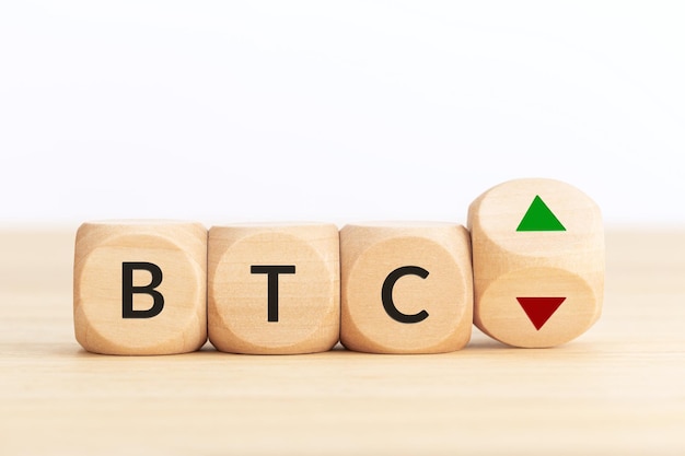 Concept de hausse ou de baisse des prix BTC ou bitcoin