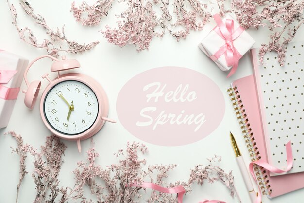 Concept de "Hello Spring" sur fond blanc