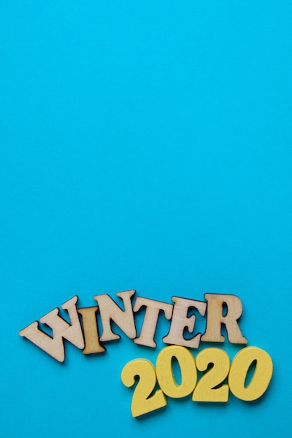 Le concept de l'hiver dans la nouvelle année. Chiffres en bois 2020 avec lettres