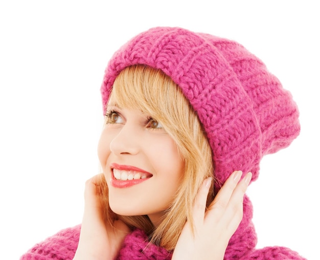 concept d'hiver, de personnes et de bonheur - femme au chapeau rose et écharpe