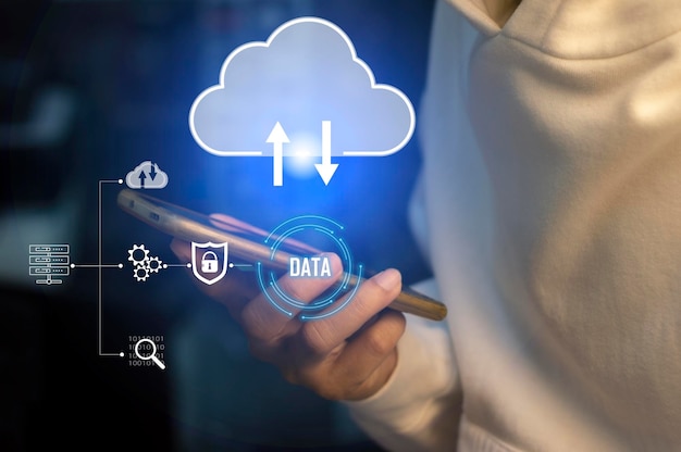 Le concept d'hommes d'affaires utilisant le cloud computing en ligne est pratique, économique, économe en énergie et peu coûteux.