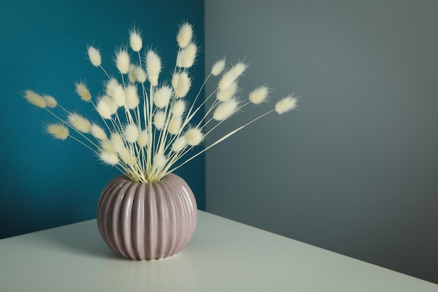 Concept Hygge fleurs séchées dans un vase sur la table