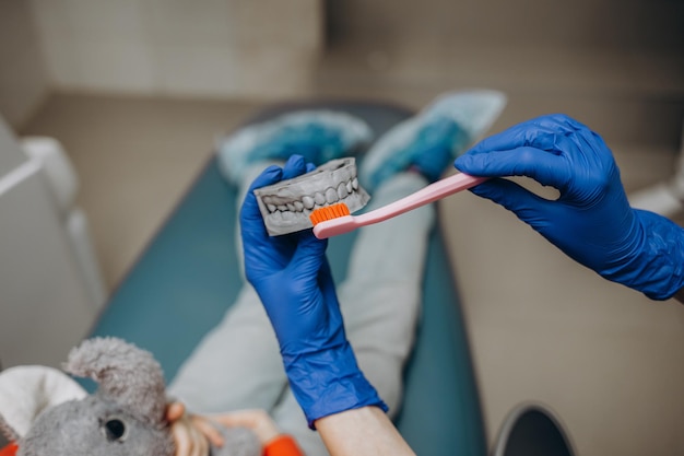 Le concept d'hygiène buccaleLe médecin se brosse les dents avec du dentifrice