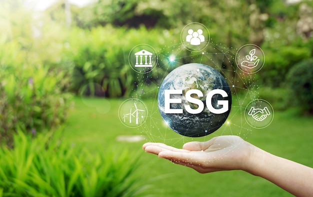 Concept d'icône ESG circulant entre les mains pour la société, l'environnement et la gouvernance. ESG.