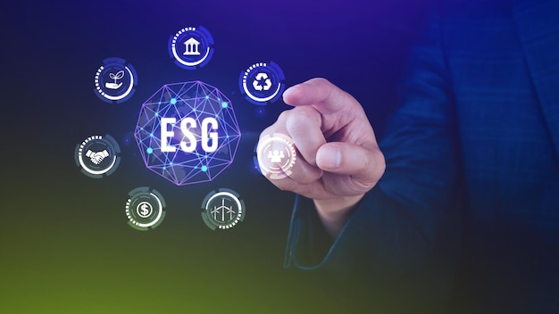Concept d'icône ESG dans la main pour l'environnement social et la gouvernance dans les affaires durables et éthiques sur la connexion réseau homme d'affaires appuyant sur le bouton à l'écran