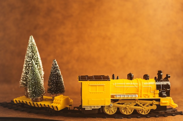 concept d&#39;idées de veille de Noël avec le train jaune