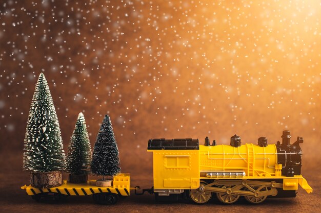 concept d&#39;idées de veille de Noël avec le train jaune