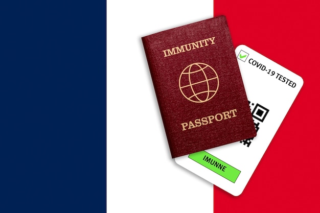 Concept d'immunité au coronavirus. Passeport d'immunité et résultat du test COVID-19 sur le drapeau de la France