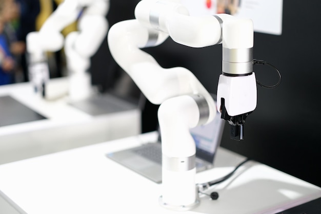 Concept de l'industrie de l'automatisation avec chaîne de montage de robots