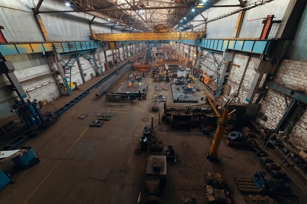 Concept industriel. Une vue du pont sur le chantier à l'intérieur de la plaque de fabrication. Plan large