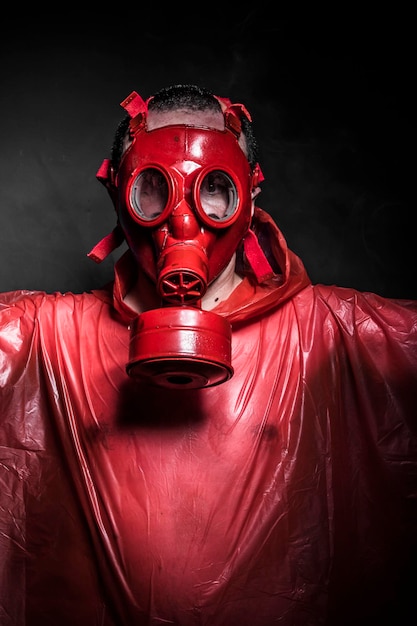 Concept d'infection Ebola, homme avec masque à gaz rouge