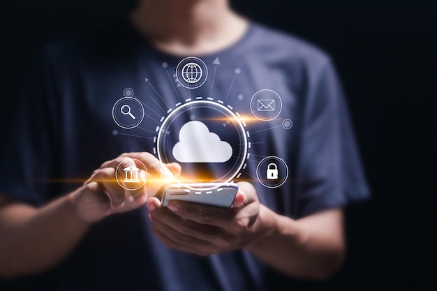 Concept d'informatique en nuage L'homme connecte le téléphone intelligent à la technologie de l'information en nuage avec l'icône d'informatiques en nuage virtuel