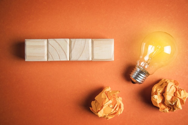 Concept d'innovation d'idée créative Cubes en bois et maquette d'ampoule
