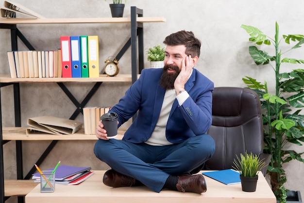 Concept d'inspiration S'asseoir sur la table Mon espace personnel Commencer la journée avec un café Les gens qui réussissent boivent du café Accro à la caféine Plus de boisson énergisante Temps de café au bureau Patron sur son lieu de travail