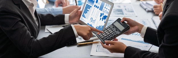 Concept d'intelligence d'affaires et d'analyse de données Équipe d'analystes travaillant sur un tableau de bord d'analyse de données financières sur écran d'ordinateur portable comme indication marketing pour une planification stratégique d'entreprise efficace