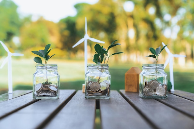 Photo concept d'investissement de croissance monétaire durable avec tourbillon de pot de verre