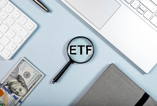 Concept d'investissement ETF Abréviation par loupe sur le bureau