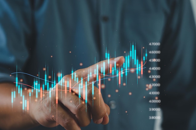 Concept d'investissement financier et commercial Fonds d'investissement en actions et en cryptographie Homme d'affaires analysant ou négociant des graphiques Forex de données financières