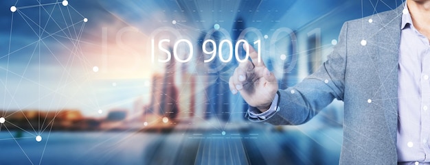 Concept ISO 9001 Un homme appuie sur l'écran