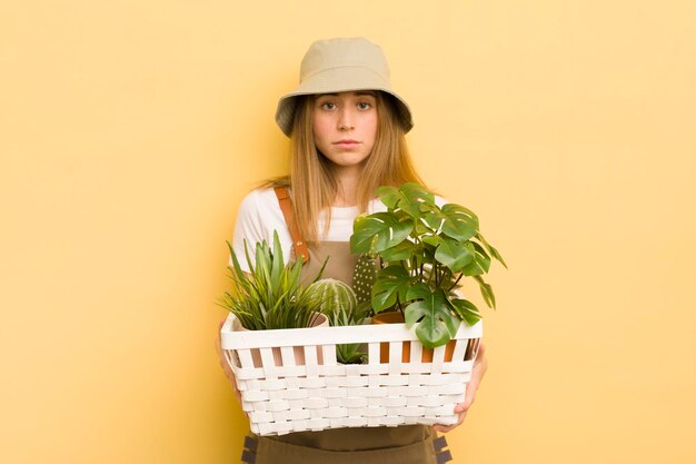 Concept de jardinier jolie femme blonde