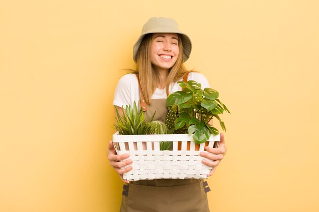 Concept de jardinier jolie femme blonde