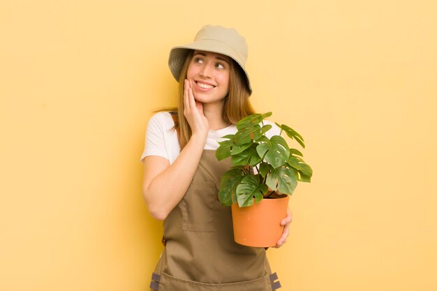 Concept de jardinier jolie femme blonde