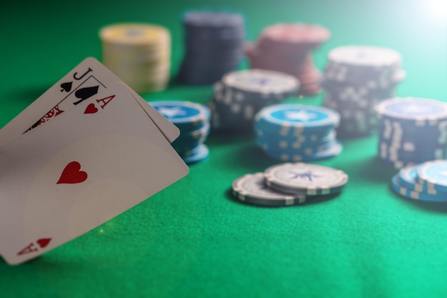 Concept de jeu de casino Blackjack et jetons de poker sur feutre vert