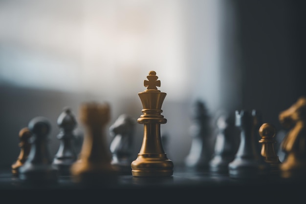 Concept de jeu d'échecs d'idées commerciales et de sens de la réussite du plan de concurrence et de stratégie